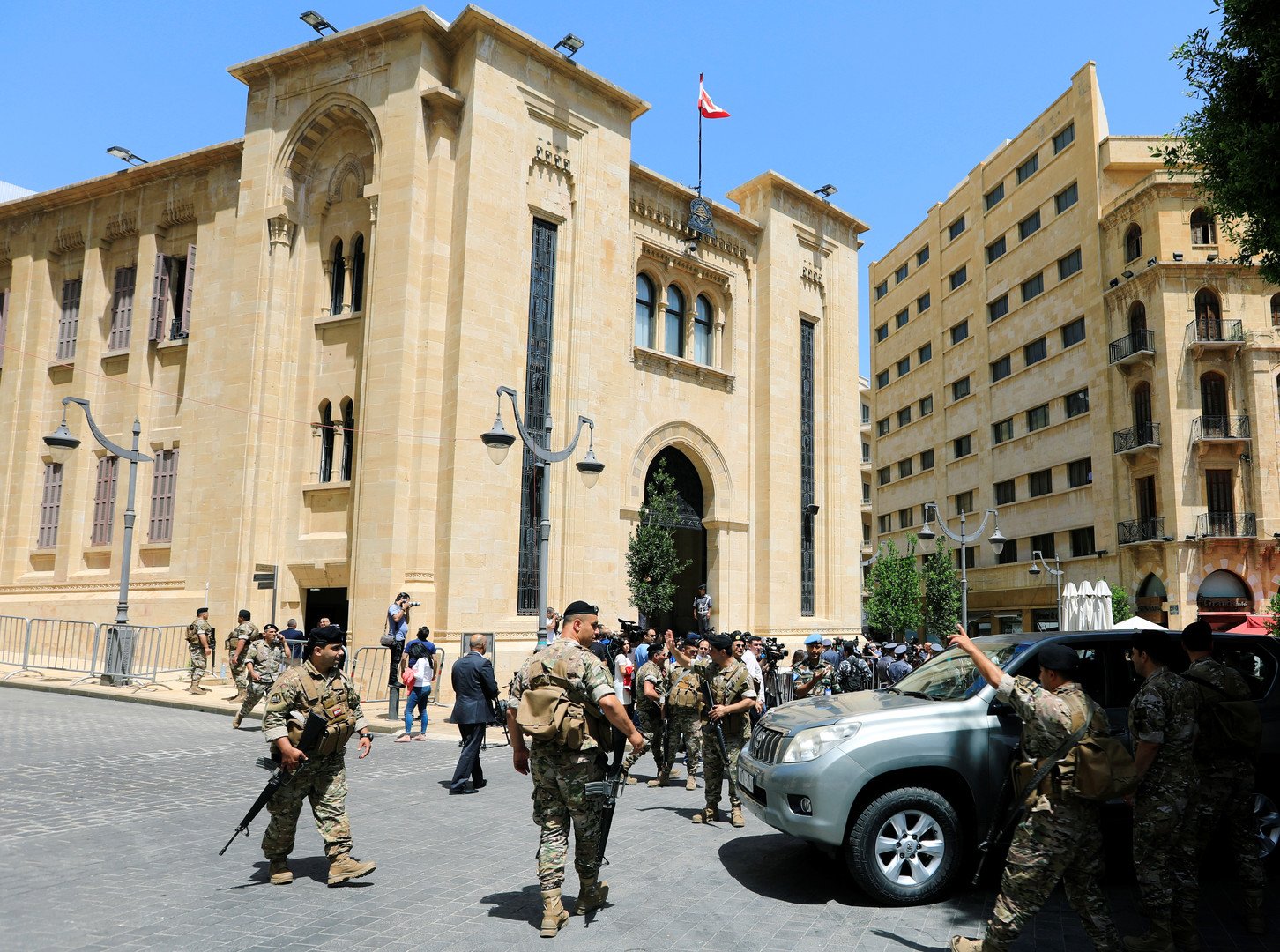 البرلمان اللبناني يناقش الموازنة التقشفية على وقع الاعتصامات