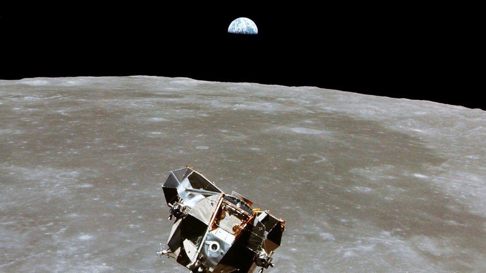 أبرز نظريات المؤامرة حول الهبوط على القمر!