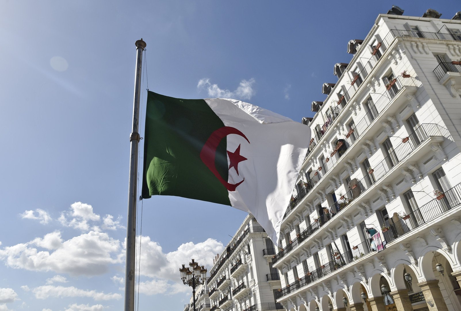 الجزائر تشجب التدخل العسكري لـ 