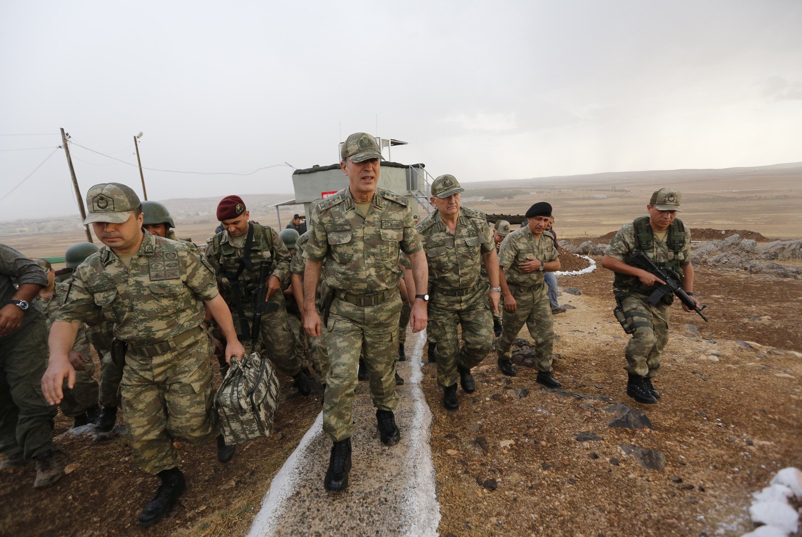 وزير الدفاع التركي يتفقد جيشه عند الحدود السورية