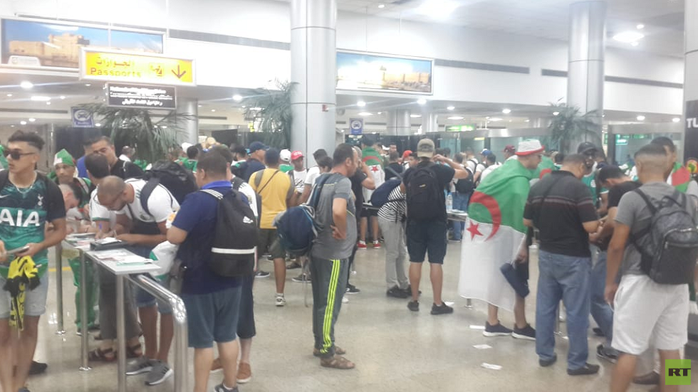 شاهد.. آلاف الجزائريين يصلون مطار القاهرة لمساندة منتخبهم في نهائي إفريقيا