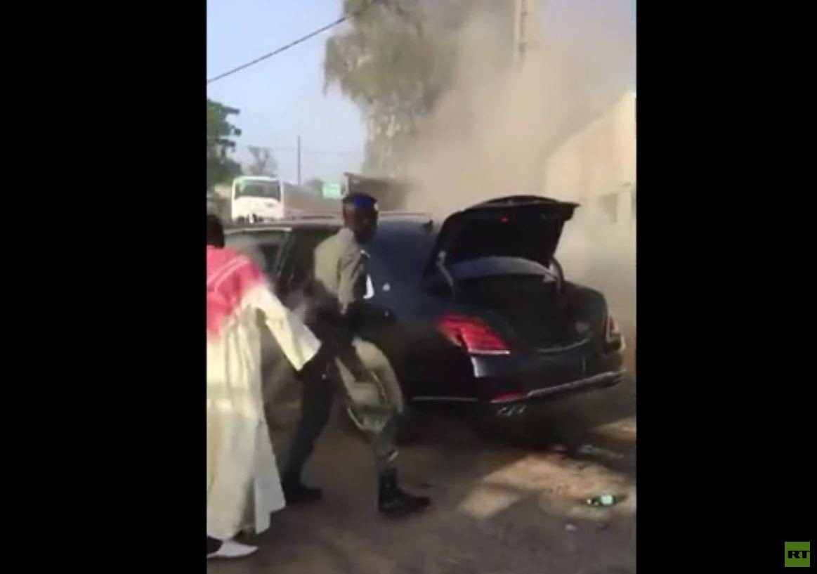 اشتعال النيران في سيارة رئيسي السنغال ومالي (فيديو)