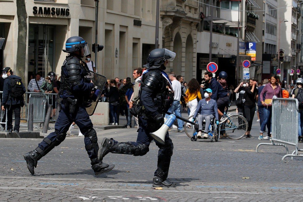 شاب بهيئة رونالدو يتحدى الشرطة الفرنسية بموسيقى جزائرية! (فيديو)