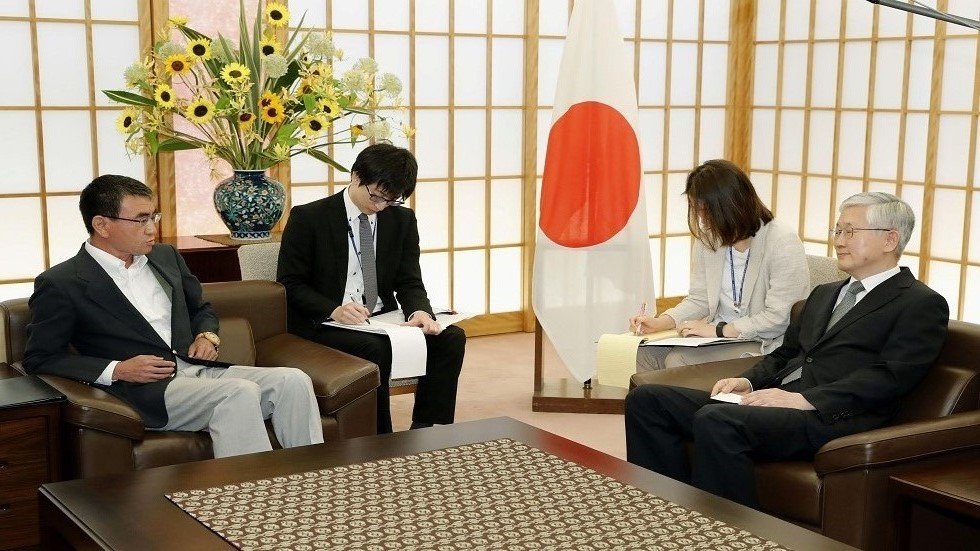 اليابان تستدعي سفير كوريا الجنوبية وتتهمها بانتهاك القانون الدولي