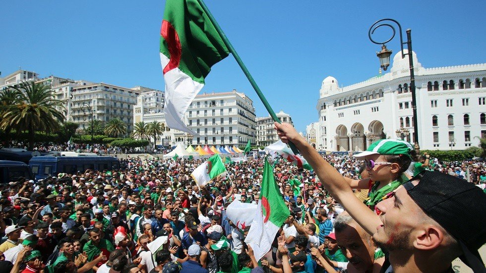عشرات الآلاف يحتجون في الجزائر مطالبين بالإصلاحات 