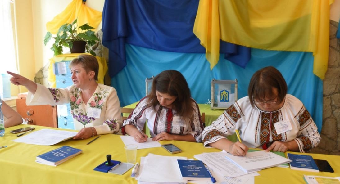 انتخابات أوكرانيا.. عجوز تتظاهر بالموت في مركز للاقتراع