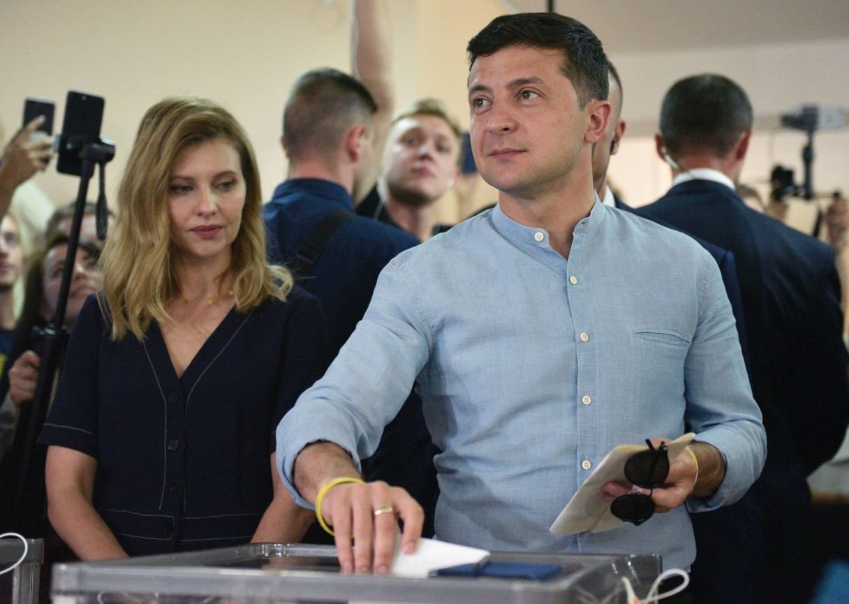استطلاعات الناخبين: حزب الرئيس الأوكراني يتصدر الانتخابات البرلمانية بنسبة 44%