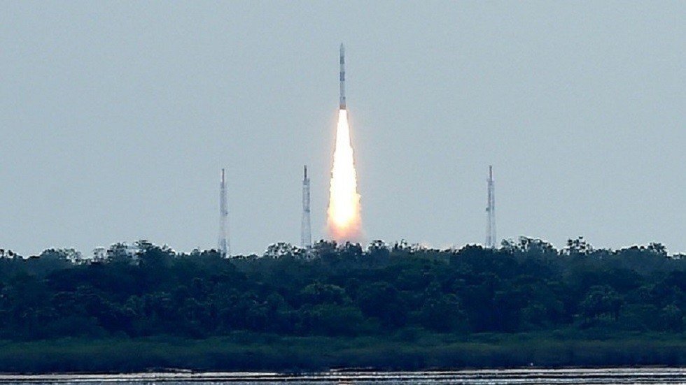 الهند تنجح في إطلاق مسبارها إلى القمر