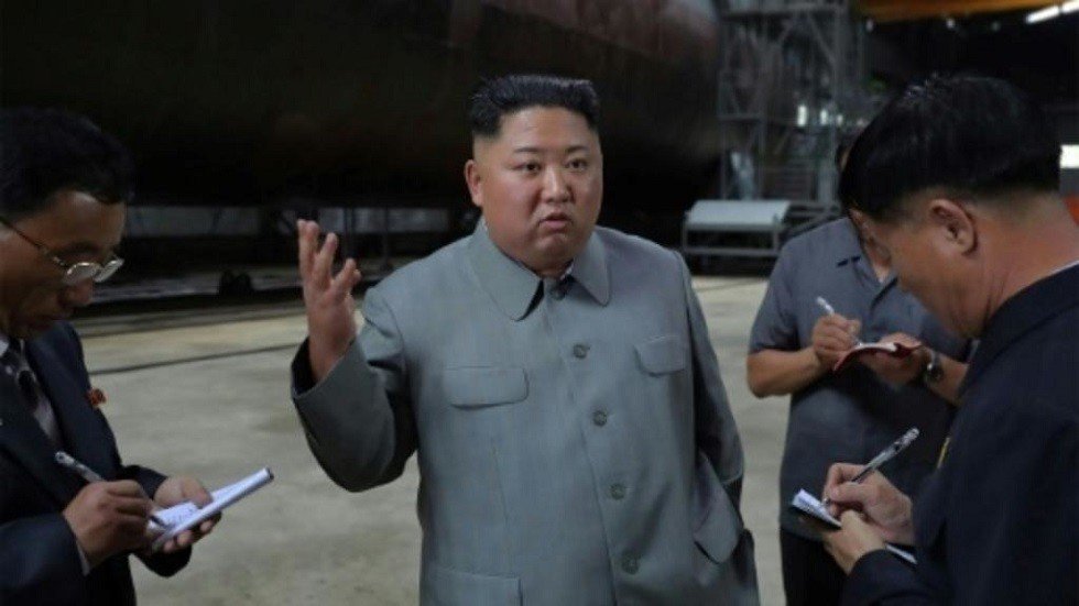زعيم كوريا الشمالية يتفقد غواصة جديدة وترامب يكشف عن مراسلات إيجابية معه