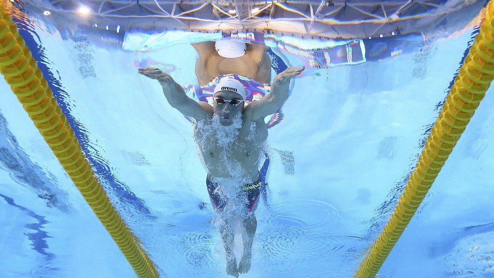 بالفيديو.. سباح يحطم الرقم القياسي العالمي لأسطورة السباحة فيلبس