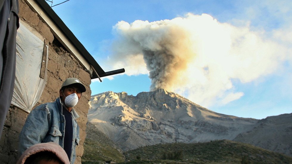 قمر صناعي روسي يلتقط صورة مقلقة لثوران البركان البيروفي