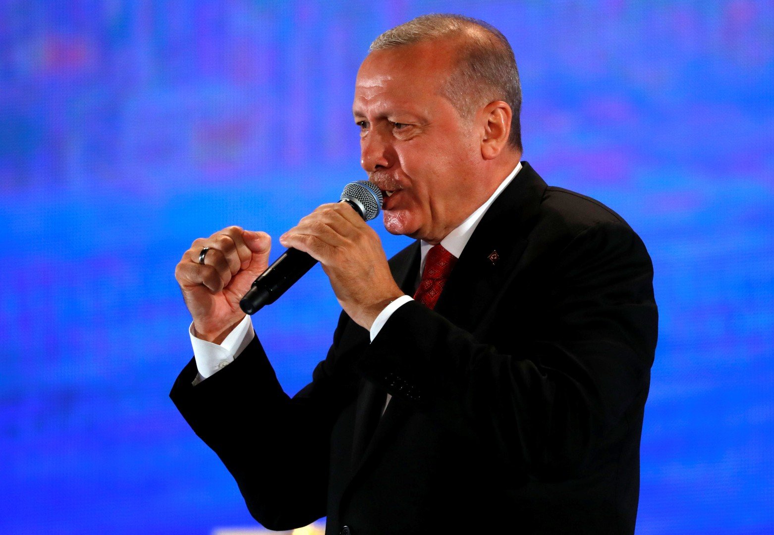 أردوغان يشيد بقرار المركزي التركي