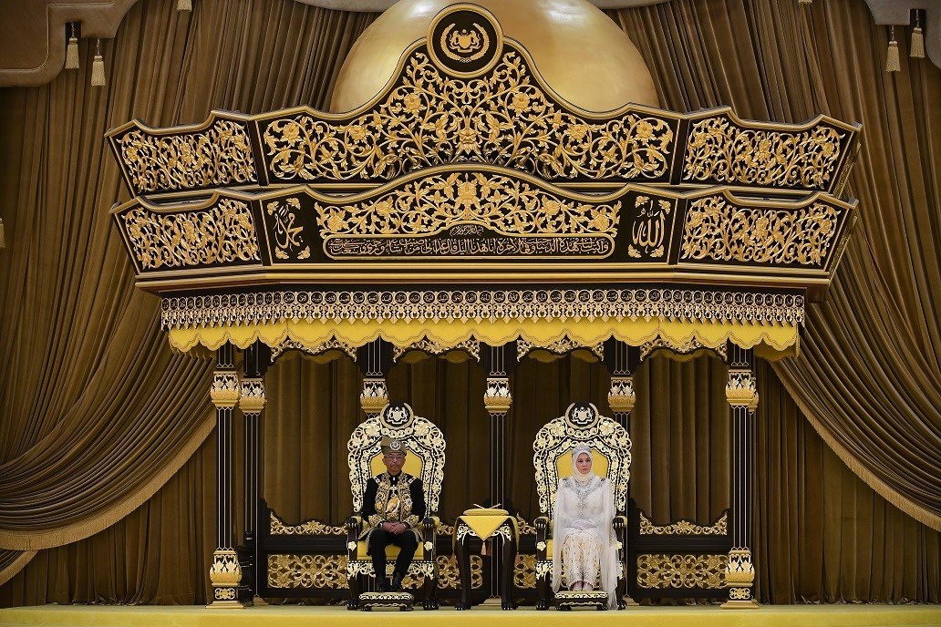 ملك ماليزيا الجديد يتربع على العرش! (صور وفيديو)