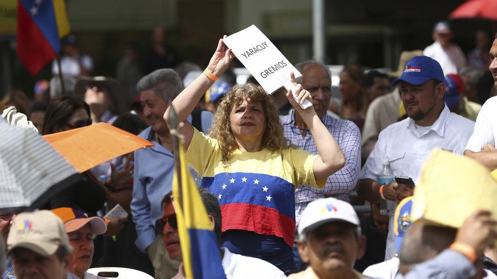 يطلبون حل أزمة فنزويلا على طريقة العراق