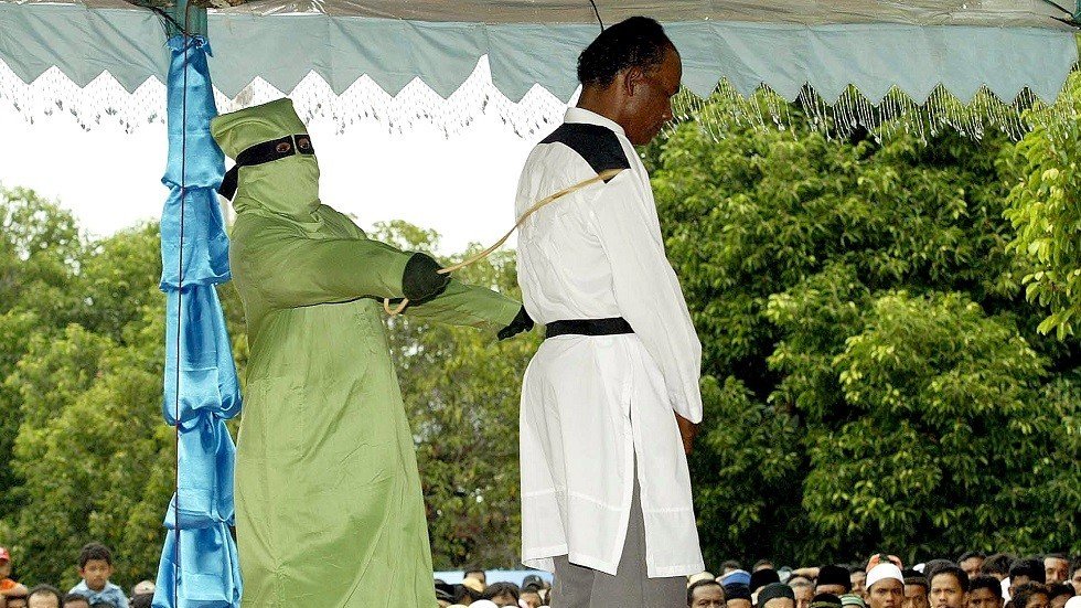 إندونيسيا.. جلد 11 شخصا بينهم بوذي بسبب 