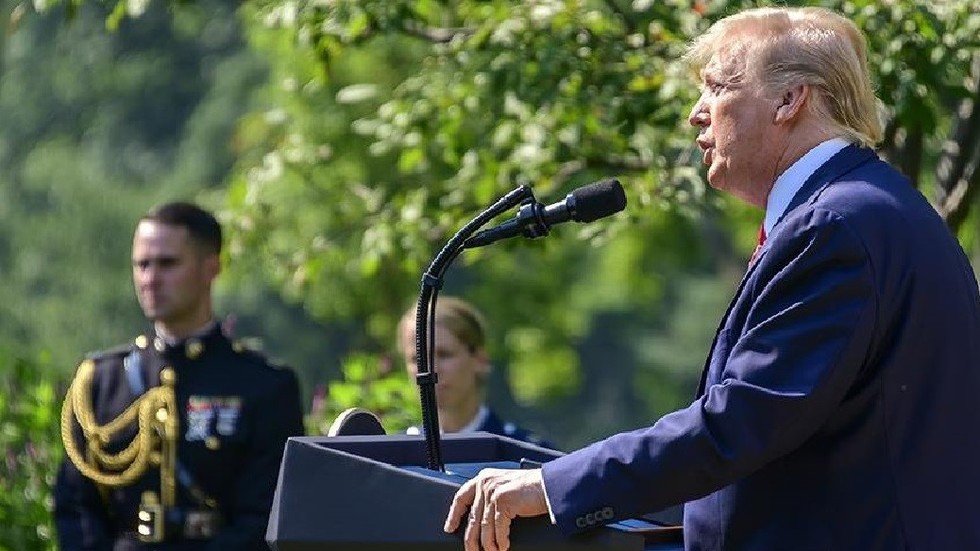 ترامب يلوح بفرض حصار على فنزويلا