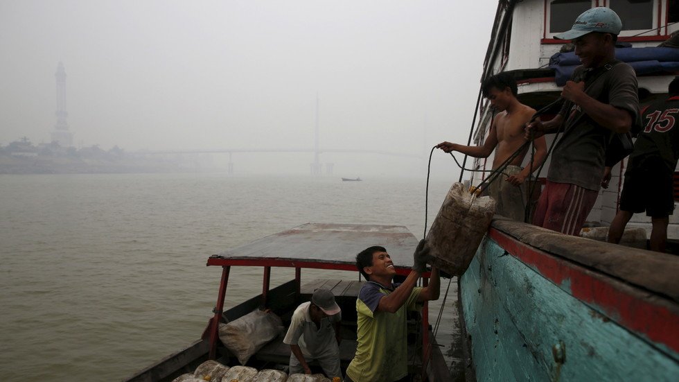 غرق سفينة صيد إندونيسية ومقتل وفقدان العشرات على متنها