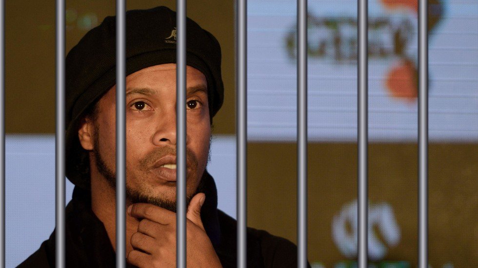 رونالدينيو محتجز في البرازيل بسبب أزمة الإفلاس والديون