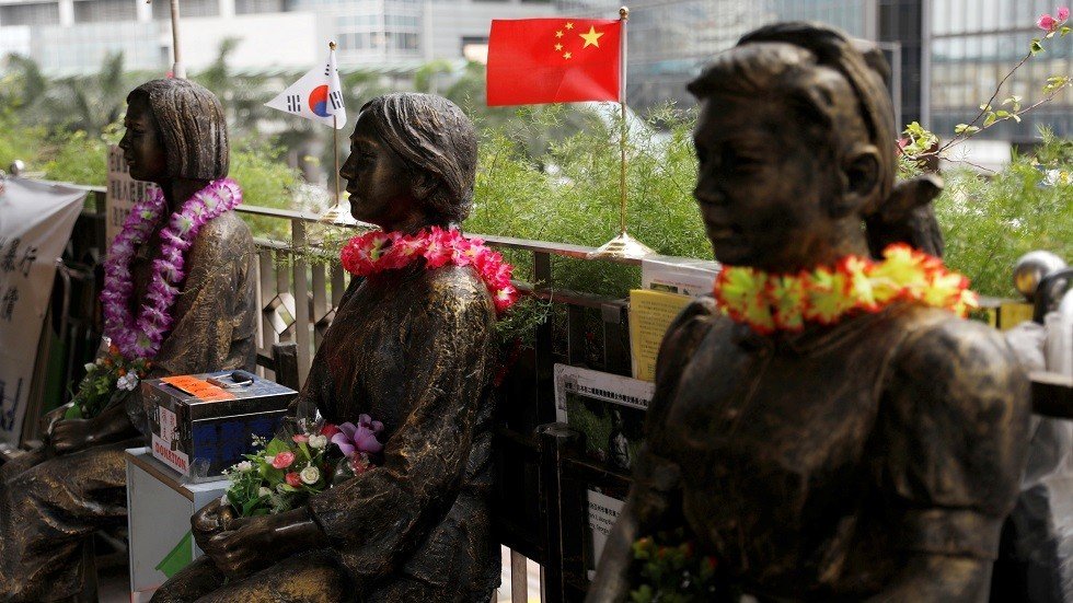 منظمو معرض في اليابان يسحبون تمثال 