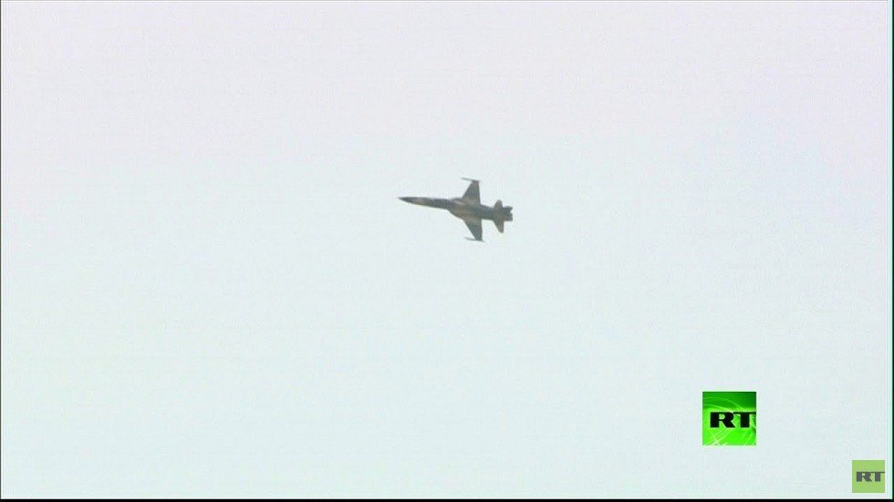 سقوط مقاتلة إيرانية في مياه الخليج قبالة بوشهر جنوبي البلاد (صور)