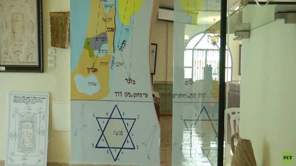 ينطقون بالعربية والعبرية وليسوا عربا ولا يهودا!