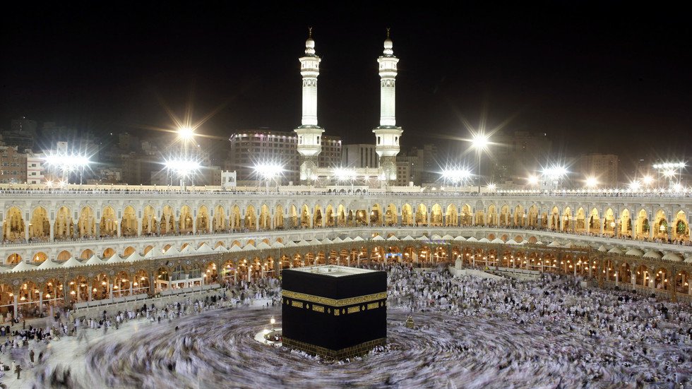 شاهد.. وزير سعودي يقبل حاجة نيوزلندية ويبكي