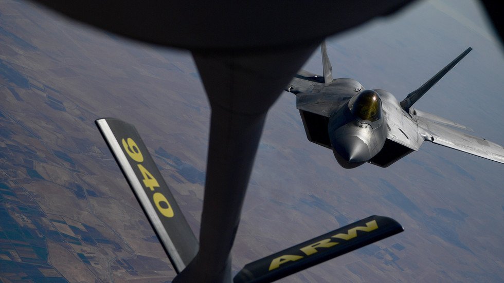 أقوى مقاتلة أمريكية تظهر تالفة في سماء سوريا (صور)