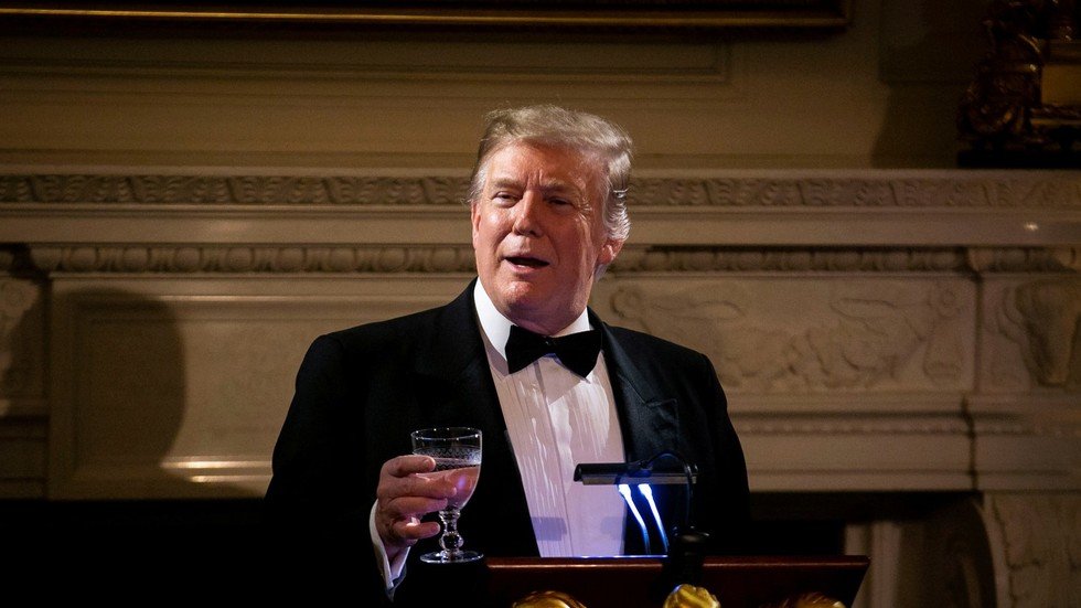 ترامب يدافع عن حربه التجارية مع الصين