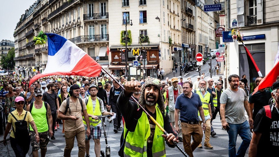 ماكرون طوّع "السترات الصفراء" بإجراءات مدهشة