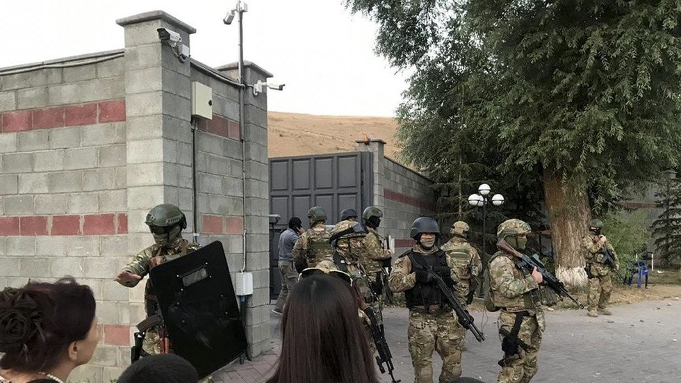 أزمة حادة في قرغيزستان عقب محاولة قوات الأمن اقتحام منزل الرئيس السابق