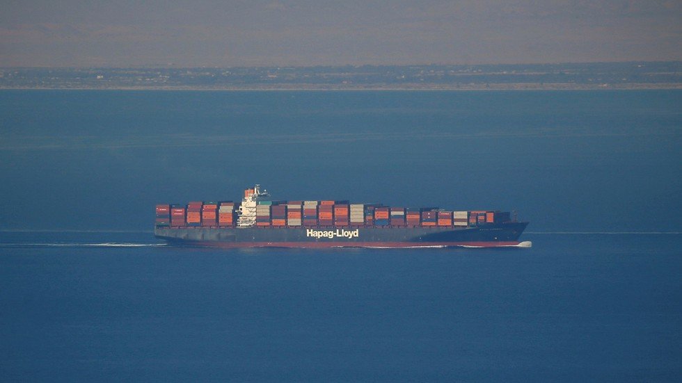 مصر.. أكبر سفينة حاويات في العالم تعبر قناة السويس