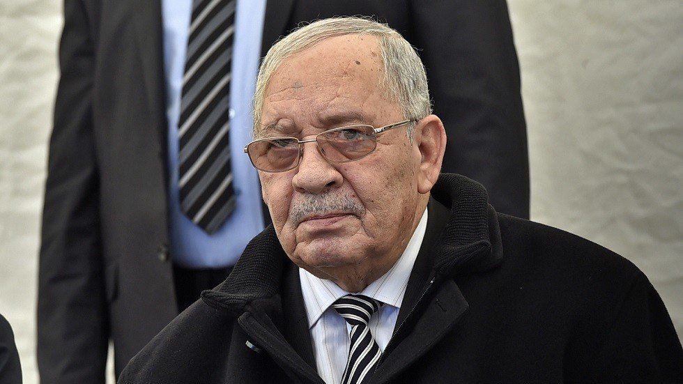 الجيش الجزائري يشيد بلجنة الحوار ويحذر من 