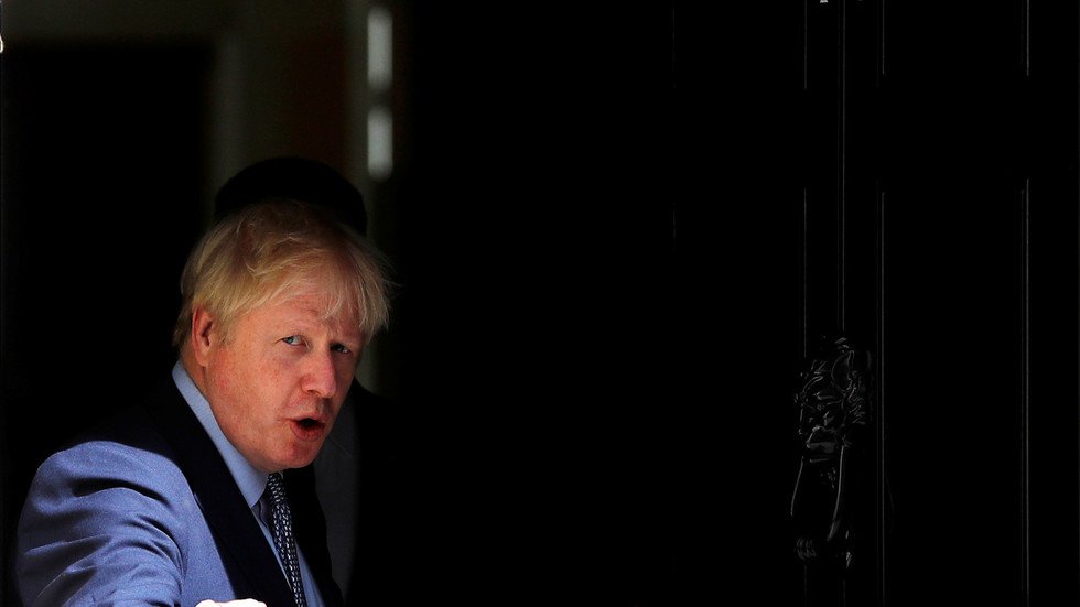 جونسون يتعهد بإجراء انتخابات بعد 