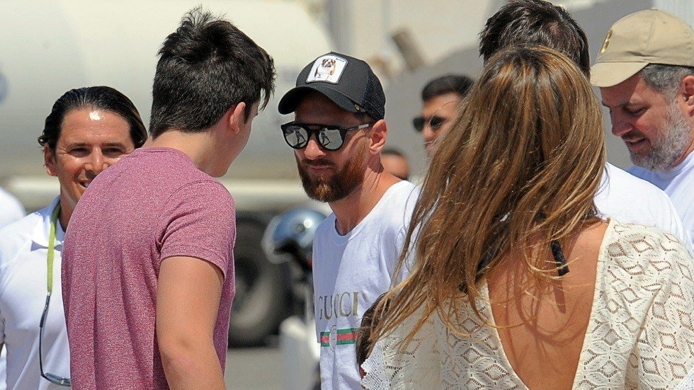 شاهد.. ميسي يرتكب المحظور مع زوجته على الملأ