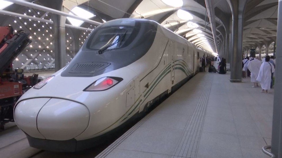 شاهد.. قطار سريع ينقل الحجاج إلى مكة المكرمة في وقت قياسي