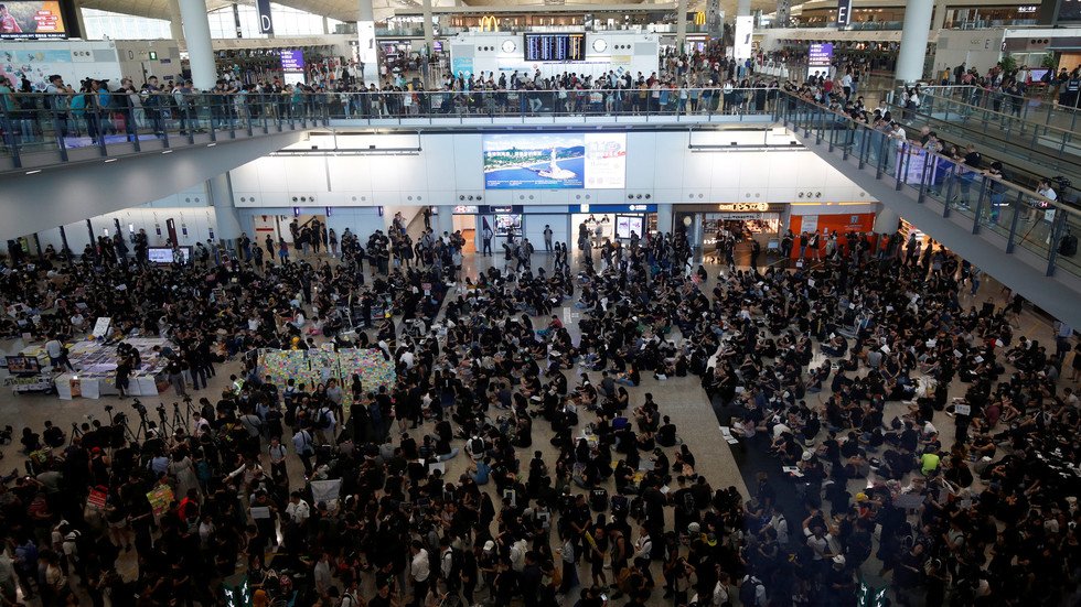 حالة تأهب في مطار هونغ كونغ على وقع الاحتجاجات