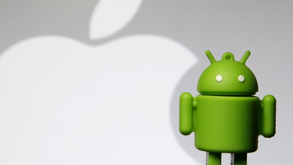 من يقود ثورة الهواتف الذكية في العالم "أبل" أم "غوغل"؟