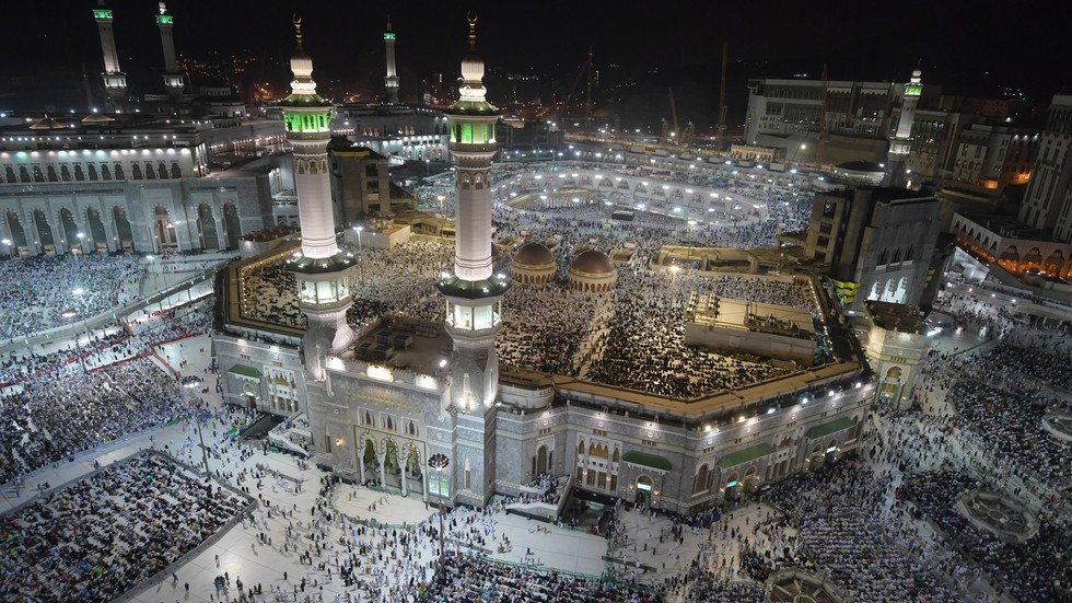 الحجاج يتوافدون إلى مشعر منى في أول مناسك الحج