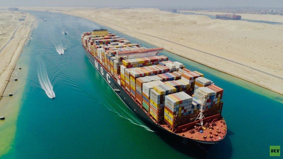 "عدد هائل من الحاويات".. شاهد لحظة عبور أكبر سفينة نقل في العالم قناة السويس لأول مرة
