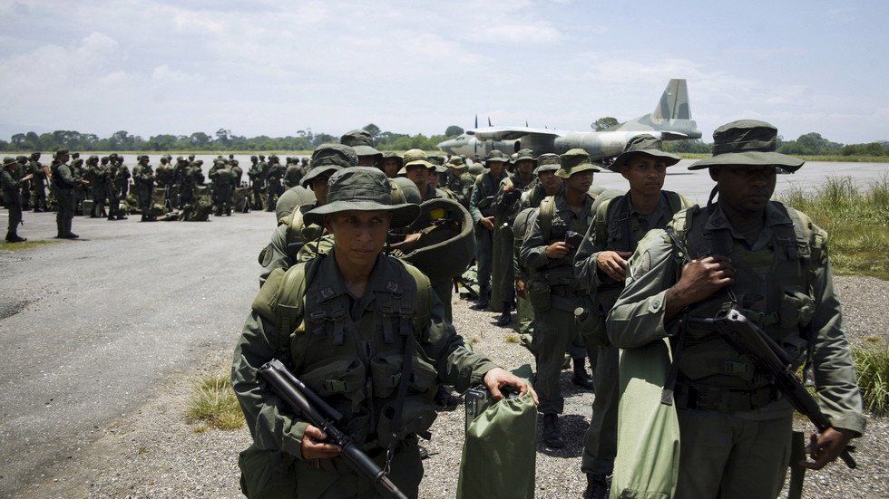 فنزويلا تنشر آلاف الجنود عند حدود كولومبيا