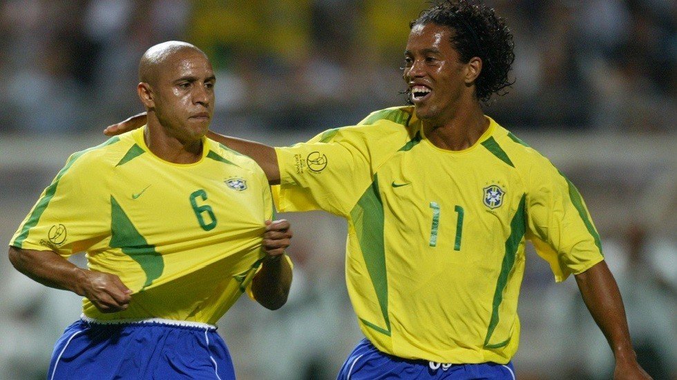 شاهد.. روبيرتو كارلوس يكرر تسديدته الأسطورية