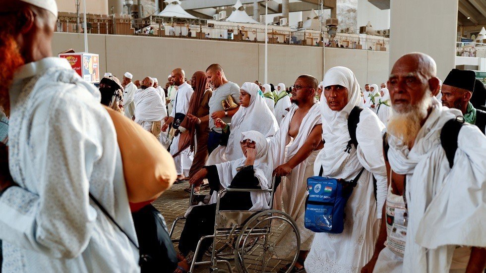 وفود الحجاج تصل إلى عرفات بعد اكتمال التصعيد لمنى