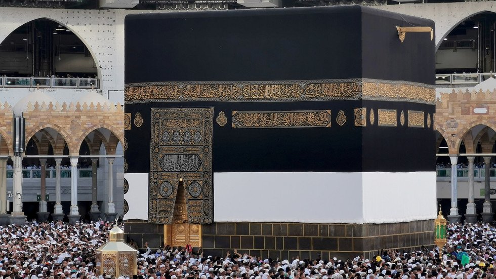 بالفيديو.. تبديل كسوة الكعبة بجديدة مصنوعة من الحرير الخالص والذهب