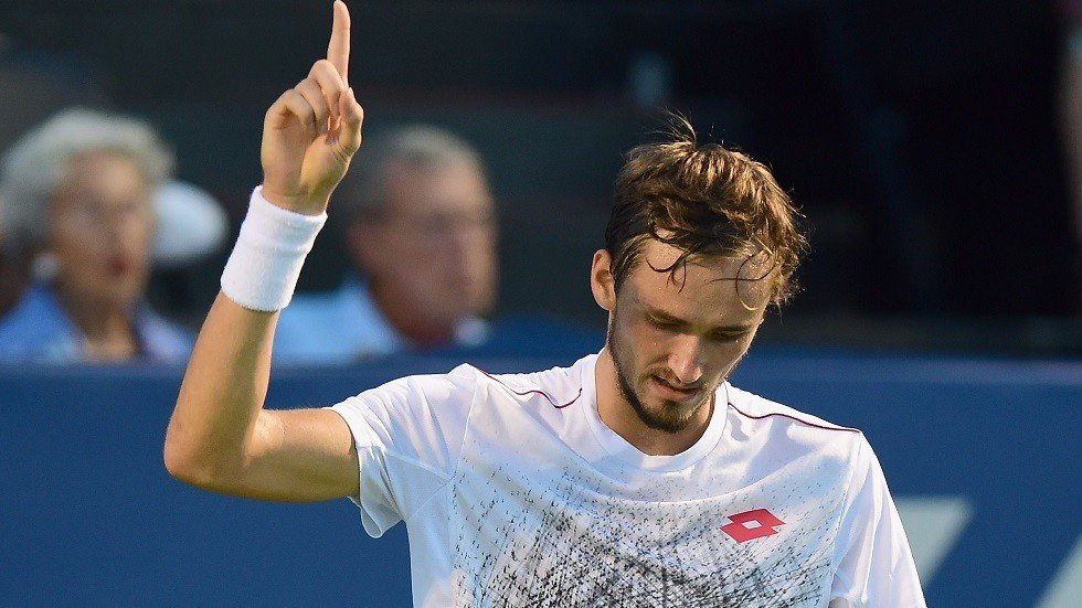 كأس روجرز.. الروسي مدفيديف يصعق تيم ونادال يواصل حملة الدفاع عن لقبه