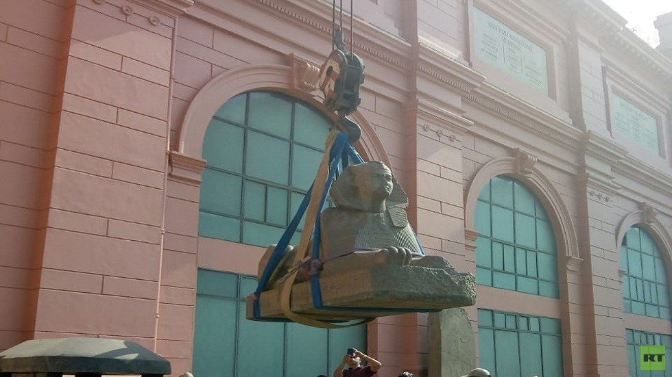 المتحف المصري الكبير يستقبل قطعا أثرية ضخمة (صور)