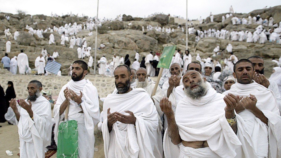 الحجاج يتأهبون للنفرة من عرفات إلى مزدلفة