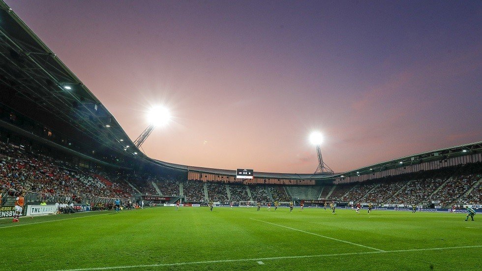 انهيار سقف ملعب يتسع لـ 17 ألف متفرج