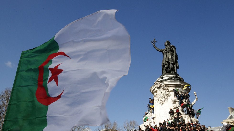 الدفاع الجزائرية تعلن الكشف عن مخبأ لقذائف الهاون والرشاشات في تمنراست