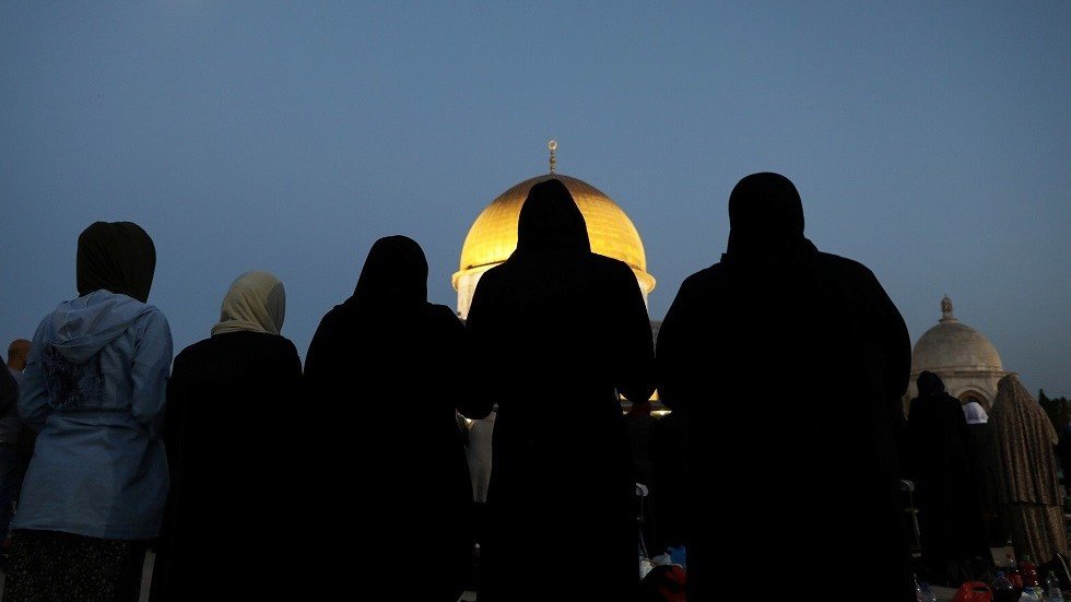 آلاف المستوطنين يتوافدون إلى حائط البراق واندلاع مواجهات في باب العمود بالقدس