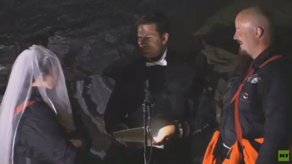 عرس خارج عن المألوف في أعماق كهف نرويجي!